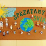 Powiększ zdjęcie Sprzątamy świat - dekoracja na korytarzu szkolnym